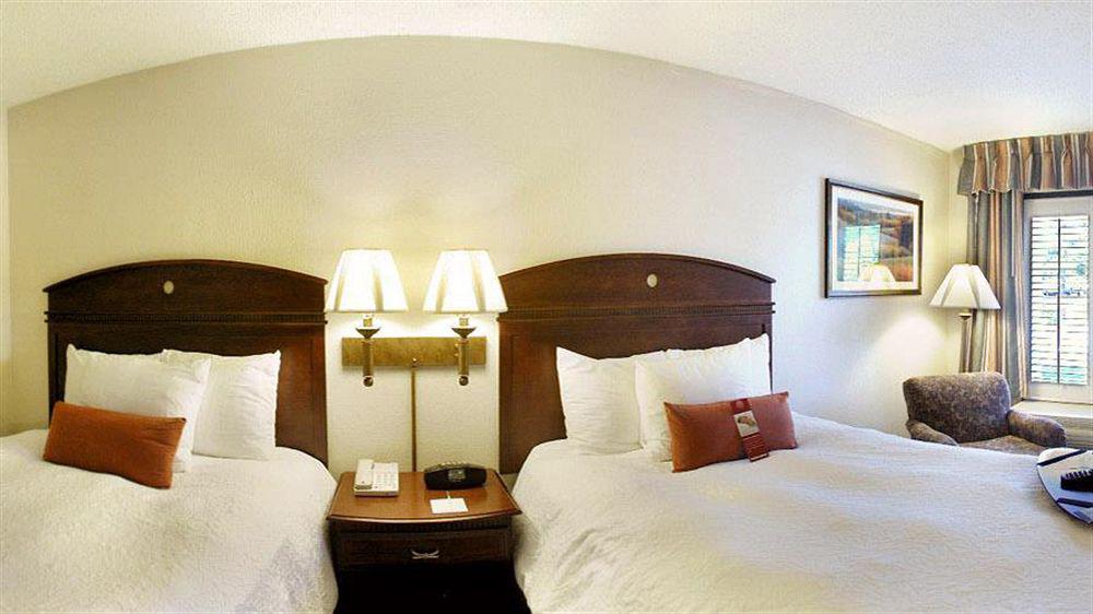 Hampton Inn Dalton Bagian luar foto